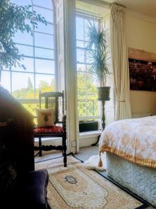 Plant yourself in the very centre of Bath - FREE PARKING