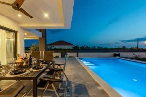 Brand new Villa Olivia 30m from the sea with heated pool and jacuzzi