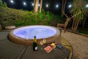 Traditional Cottage with Private Hot Tub in the Heart of Donegal