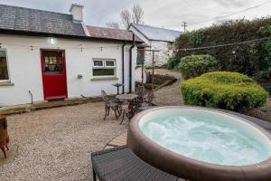 Traditional Cottage with Private Hot Tub in the Heart of Donegal