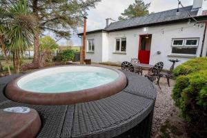 Traditional Cottage with Private Hot Tub in the Heart of Donegal