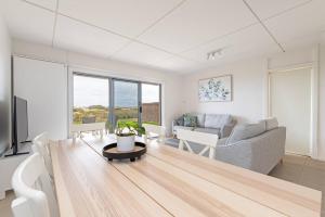 THE SHORE- Absolute beachfront holiday house