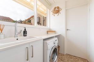 THE SHORE- Absolute beachfront holiday house