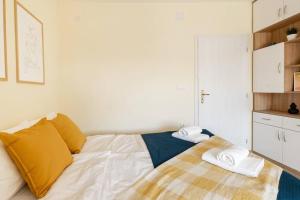 Central located 1BDR peaceful apt Fast Wi-fi