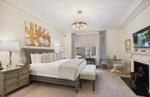 Interior King Room  room in The Sherry Netherland