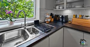 Riverside - 2BR - Flat Walk to Centre with open Parking