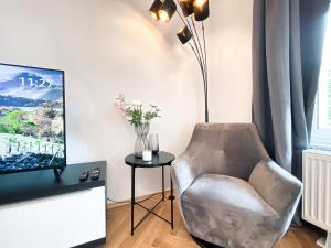 Zentrale Ferienwohnung mit Parkplatz, 2 Schlafzimmern, Küche, Waschmaschine & Balkon