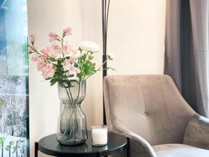 Zentrale Ferienwohnung mit Parkplatz, 2 Schlafzimmern, Küche, Waschmaschine & Balkon
