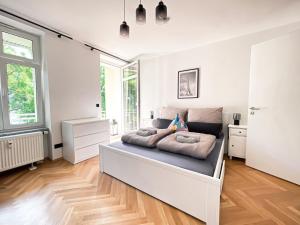 Zentrale Ferienwohnung mit Parkplatz, 2 Schlafzimmern, Küche, Waschmaschine & Balkon