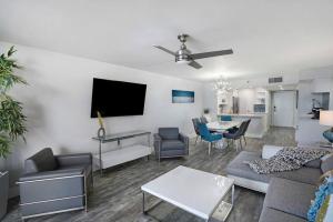 Miami Vice! Totally Renovated, Water & Park Views!