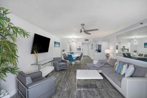 Miami Vice! Totally Renovated, Water & Park Views!