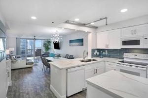 Miami Vice! Totally Renovated, Water & Park Views!