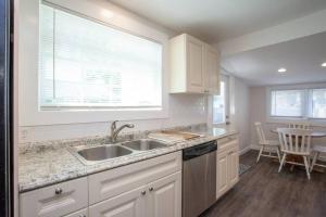 Bright, Immaculate and Cozy Coastal Cottage in Ozona