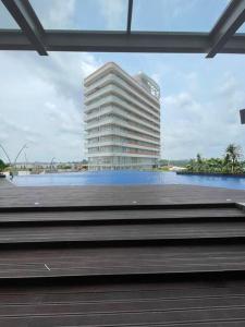 Luxe 1-Bedroom Haven with Ocean View on the 5th Floor of Kalani Tower