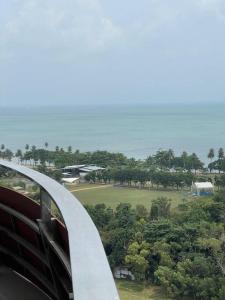 Luxe 1-Bedroom Haven with Ocean View on the 5th Floor of Kalani Tower