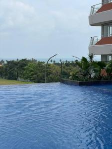 Luxe 1-Bedroom Haven with Ocean View on the 5th Floor of Kalani Tower