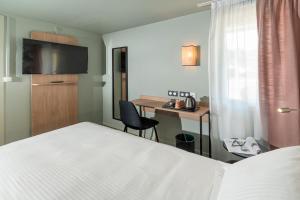 Hotels Sure Hotel by Best Western Rochefort-sur-Mer : Family Room with One King Bed and One Double Bed - Non-Smoking