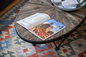 GUT KLETKAMP "Altes Torhaus" - Historisches Ferienhaus mit 5 Schlafzimmern I Kamin I Garten & Terrasse I Seeblick I 15 Min zur Ostsee I Moderne Küche I Hundefreundlich I Parkplätze I WLAN