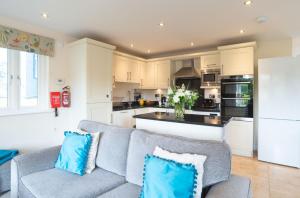 Trewhiddle Retreat V7 by Together Travel - Luxury 3-Bedroom Villa