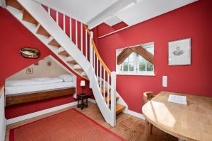 GUT KLETKAMP "Storchennest" - Ferienwohnung im Schlossturm mit 3 Schlafzimmern I Panorama-Turmzimmer mit Naturblick I Gemeinschaftsgarten I 15 Min zur Ostsee I Küche I Parkplatz I WLAN