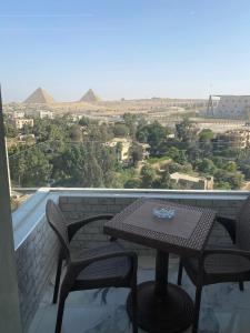 pyramids grand museum inn