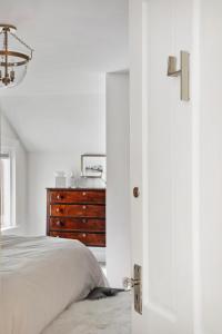 Queen Room - Port Hole room in Seaside Inn