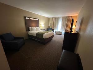 Queen Room - Non Smoking room in Comfort Inn Saint Clairsville