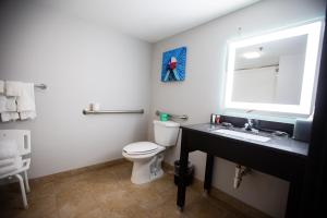 King Room with Bath Tub - Mobility/Hearing Accessible - Non-Smoking room in La Quinta by Wyndham Dallas I-35 Walnut Hill Ln