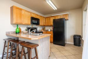 Ember’s View, Spa City Jewel- Lovely Lake Condo