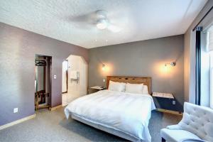King Suite room in Eagle’s Landing Lodge
