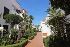 "Mountain View" 2 Bedroom Apartment with Pools Parking