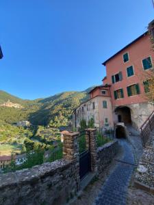 Iconic Italian Townhouse w Rooftop Terrace & Mountain View, Pigna