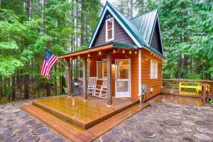 Adorable A-Frame Cabin, Steps to Lake Cushman! - Union