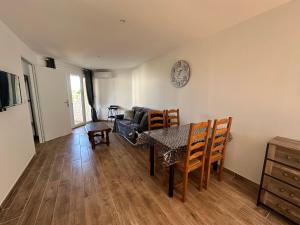 Bas de villa Climatisé et wifi 2 chambre pour 4 personnes et petite vue mer