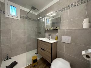 Villas Bas de villa Climatise et wifi 2 chambre pour 4 personnes et petite vue mer : photos des chambres