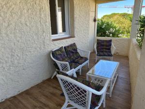 Villas Bas de villa Climatise et wifi 2 chambre pour 4 personnes et petite vue mer : Appartement 2 Chambres