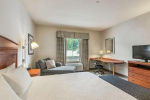 King Room with Accessible Tub - Mobility and Hearing Access/Non-Smoking room in Hampton Inn & Suites Mystic