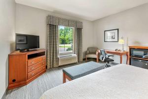 King Room with Shower - Non-Smoking room in Hampton Inn & Suites Mystic