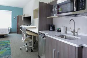 Queen Studio - Mobility and Hearing Access/Non-Smoking room in Home2 Suites By Hilton Fort Collins