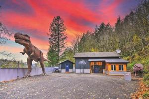 obrázek - Jurassic Retreat - Life Size Dinosaurs - Hot Tub - Kids & Adults Love It