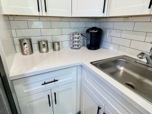 Top Floor-Work Here-Walk Downtown-King Bed