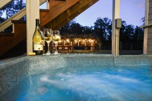 Hot Tub - Fire Pit - Fast Wi-Fi - Pet Friendly - Wine Country Escape