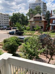 Pineapple House, Romantic 3 Bed 2 Bath Apt, Sleeps 6! Private Balcony! City Center! FREE Parking!