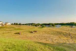 about 10 Mi to Dtwn McKinney Home with Patio and Yard - غرينفيل