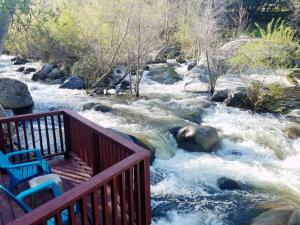 Sequoia River House, close to SNP, 2 Decks on Amazing River on 7acres