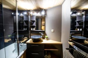 Appartements SWIMCASALILLE Loft piscine interieure 10 mn gares : photos des chambres