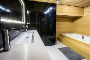 Appartements SWIMCASALILLE Loft piscine interieure 10 mn gares : photos des chambres