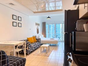 Spacious Studio with Lake Views - JLT