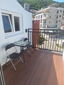 3 Min Walk to Beach Spacious 3BR Flat with Balcony Parking