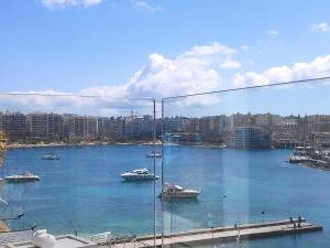 Splendid Seaside Retreat on Spinola Bay